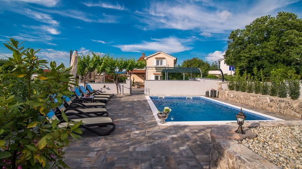 Moderne Villa Marina mit Außenpool und Grill im Freien auf Krk