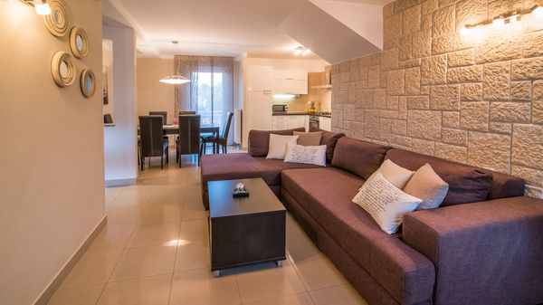 Moderne Villa Marina mit Außenpool und Grill im Freien auf Krk