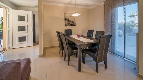 Moderne Villa Marina mit Außenpool und Grill im Freien auf Krk