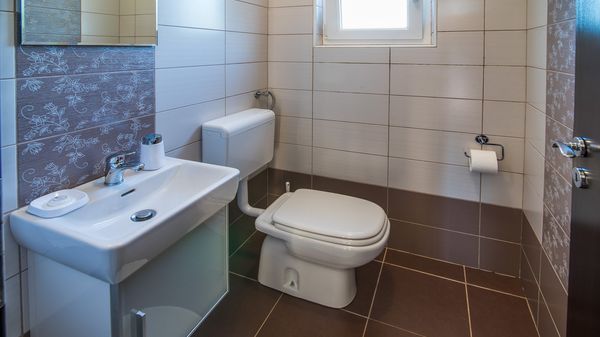 Moderne Villa Marina mit Außenpool und Grill im Freien auf Krk
