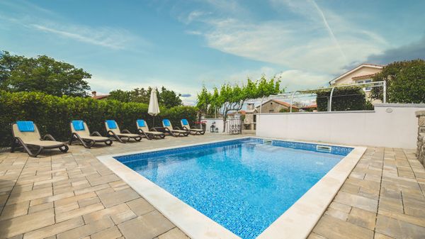 Moderne Villa Marina mit Außenpool und Grill im Freien auf Krk