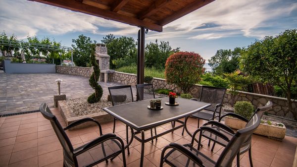 Moderne Villa Marina mit Außenpool und Grill im Freien auf Krk