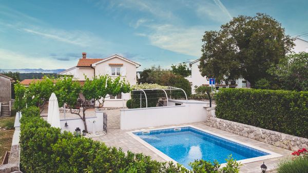 Moderne Villa Marina mit Außenpool und Grill im Freien auf Krk