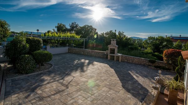 Moderne Villa Marina mit Außenpool und Grill im Freien auf Krk