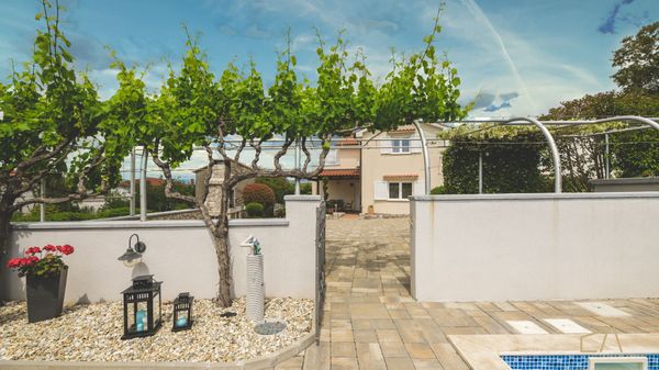 Moderne Villa Marina mit Außenpool und Grill im Freien auf Krk