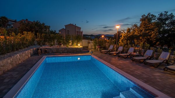 Moderne Villa Marina mit Außenpool und Grill im Freien auf Krk