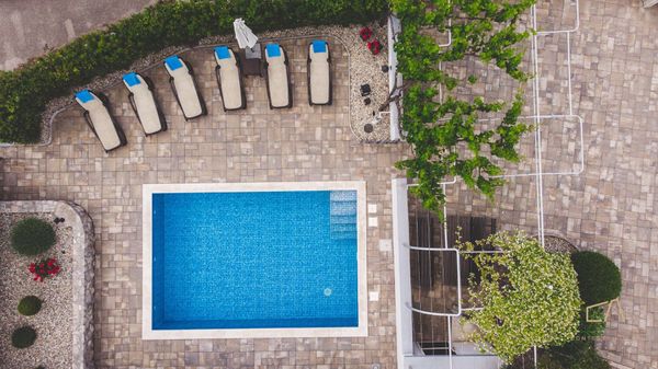 Moderne Villa Marina mit Außenpool und Grill im Freien auf Krk