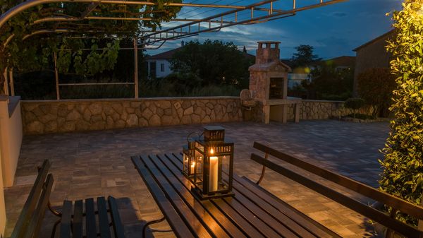 Moderne Villa Marina mit Außenpool und Grill im Freien auf Krk