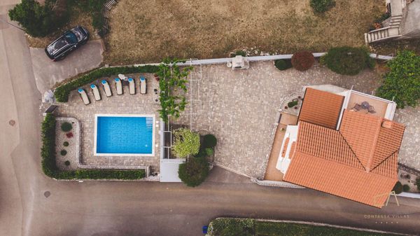 Moderne Villa Marina mit Außenpool und Grill im Freien auf Krk