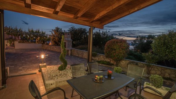 Moderne Villa Marina mit Außenpool und Grill im Freien auf Krk