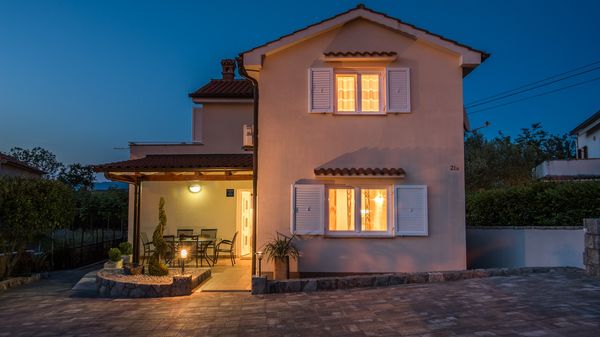 Moderne Villa Marina mit Außenpool und Grill im Freien auf Krk