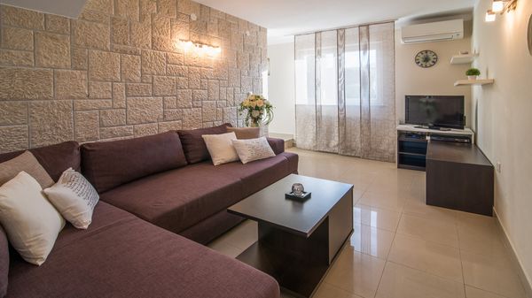 Moderne Villa Marina mit Außenpool und Grill im Freien auf Krk