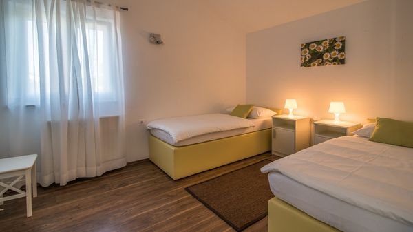 Moderne Villa Marina mit Außenpool und Grill im Freien auf Krk