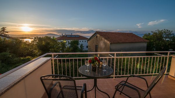 Moderne Villa Marina mit Außenpool und Grill im Freien auf Krk