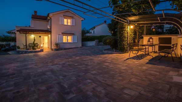 Moderne Villa Marina mit Außenpool und Grill im Freien auf Krk