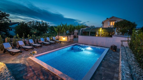 Moderne Villa Marina mit Außenpool und Grill im Freien auf Krk