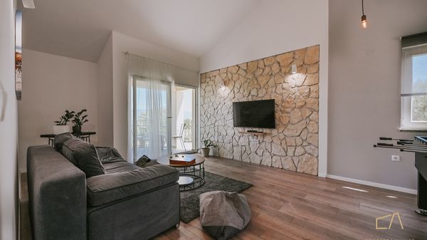 Moderne Villa Meline mit Außenpool und Grill im Freien auf Krk