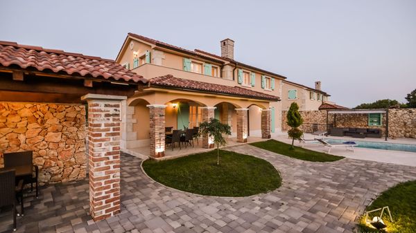 Traditionelle Villa Plasa mit Außenpool auf Krk