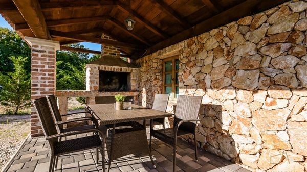Traditionelle Villa Plasa mit Außenpool auf Krk