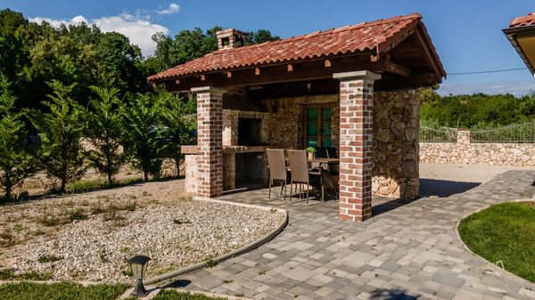 Traditionelle Villa Plasa mit Außenpool auf Krk