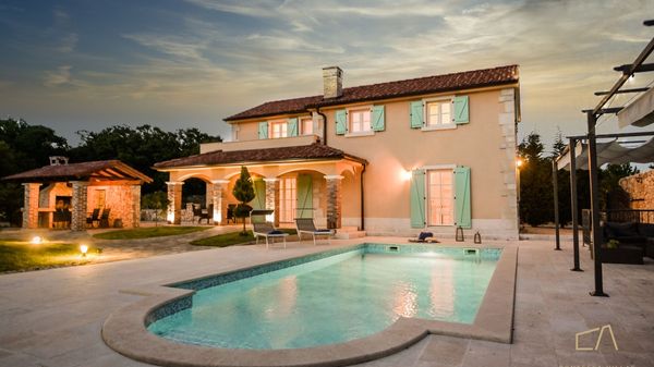 Traditionelle Villa Plasa mit Außenpool auf Krk
