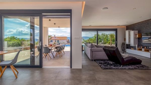Stilvolle Villa Quadra mit Meerblick und Pool auf Krk