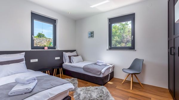Stilvolle Villa Quadra mit Meerblick und Pool auf Krk