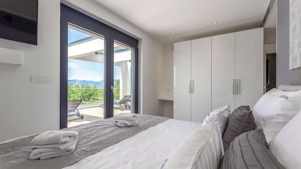 Stilvolle Villa Quadra mit Meerblick und Pool auf Krk