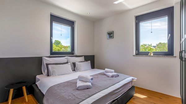 Stilvolle Villa Quadra mit Meerblick und Pool auf Krk