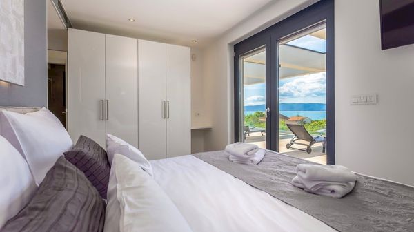 Stilvolle Villa Quadra mit Meerblick und Pool auf Krk