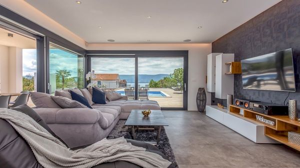 Stilvolle Villa Quadra mit Meerblick und Pool auf Krk