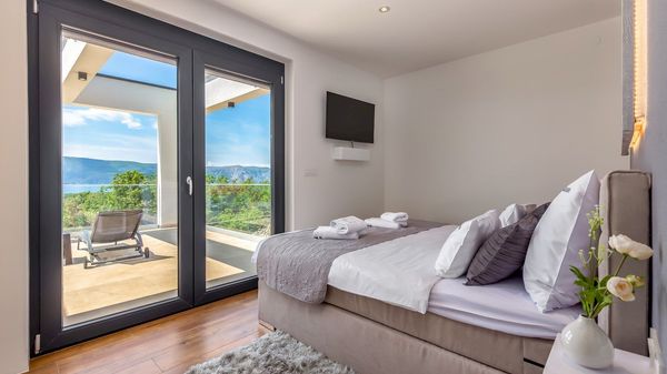 Stilvolle Villa Quadra mit Meerblick und Pool auf Krk
