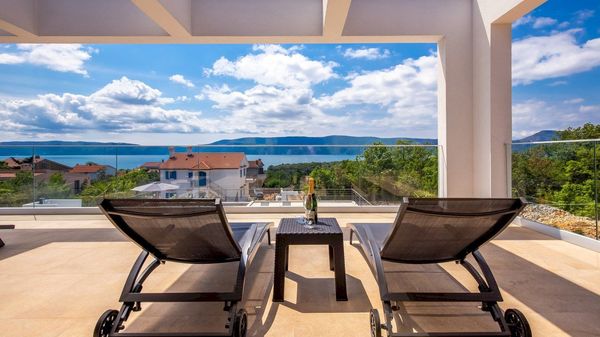 Stilvolle Villa Quadra mit Meerblick und Pool auf Krk