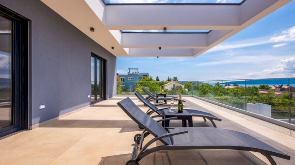 Stilvolle Villa Quadra mit Meerblick und Pool auf Krk