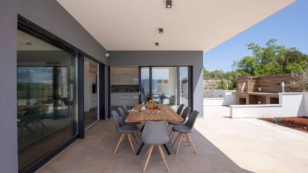 Stilvolle Villa Quadra mit Meerblick und Pool auf Krk