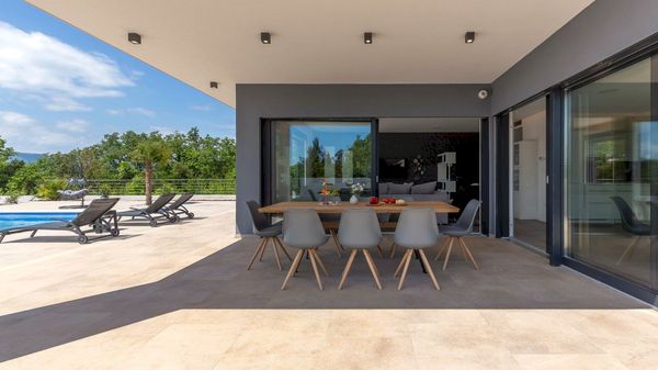Stilvolle Villa Quadra mit Meerblick und Pool auf Krk
