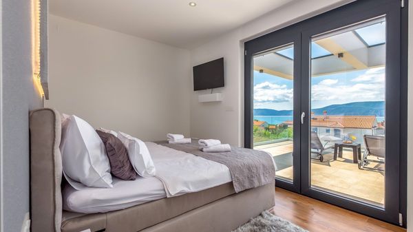 Stilvolle Villa Quadra mit Meerblick und Pool auf Krk
