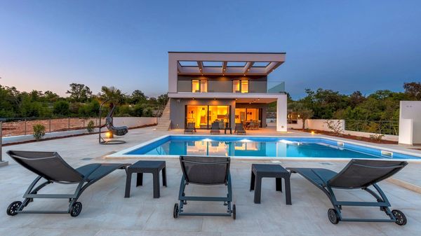 Stilvolle Villa Quadra mit Meerblick und Pool auf Krk