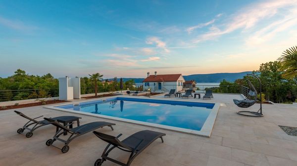 Stilvolle Villa Quadra mit Meerblick und Pool auf Krk