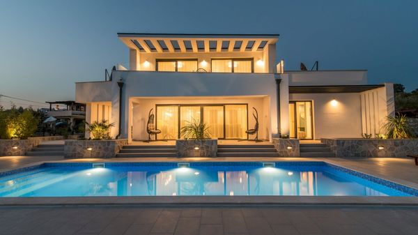 Moderna Villa Viktorija s pogledom na more i bazenom na Krku