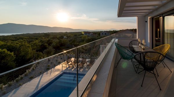 Moderna Villa Viktorija s pogledom na more i bazenom na Krku