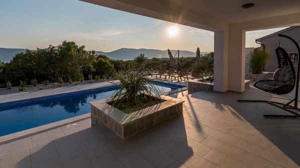 Moderna Villa Viktorija s pogledom na more i bazenom na Krku