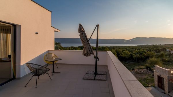 Moderna Villa Viktorija s pogledom na more i bazenom na Krku
