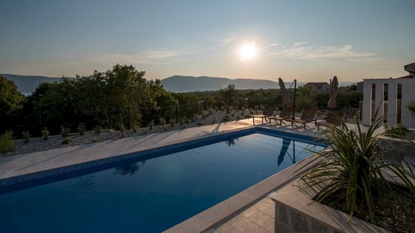 Moderna Villa Viktorija s pogledom na more i bazenom na Krku