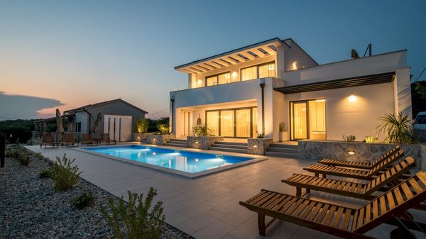 Moderna Villa Viktorija s pogledom na more i bazenom na Krku
