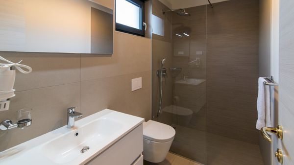 Moderna Villa Viktorija s pogledom na more i bazenom na Krku