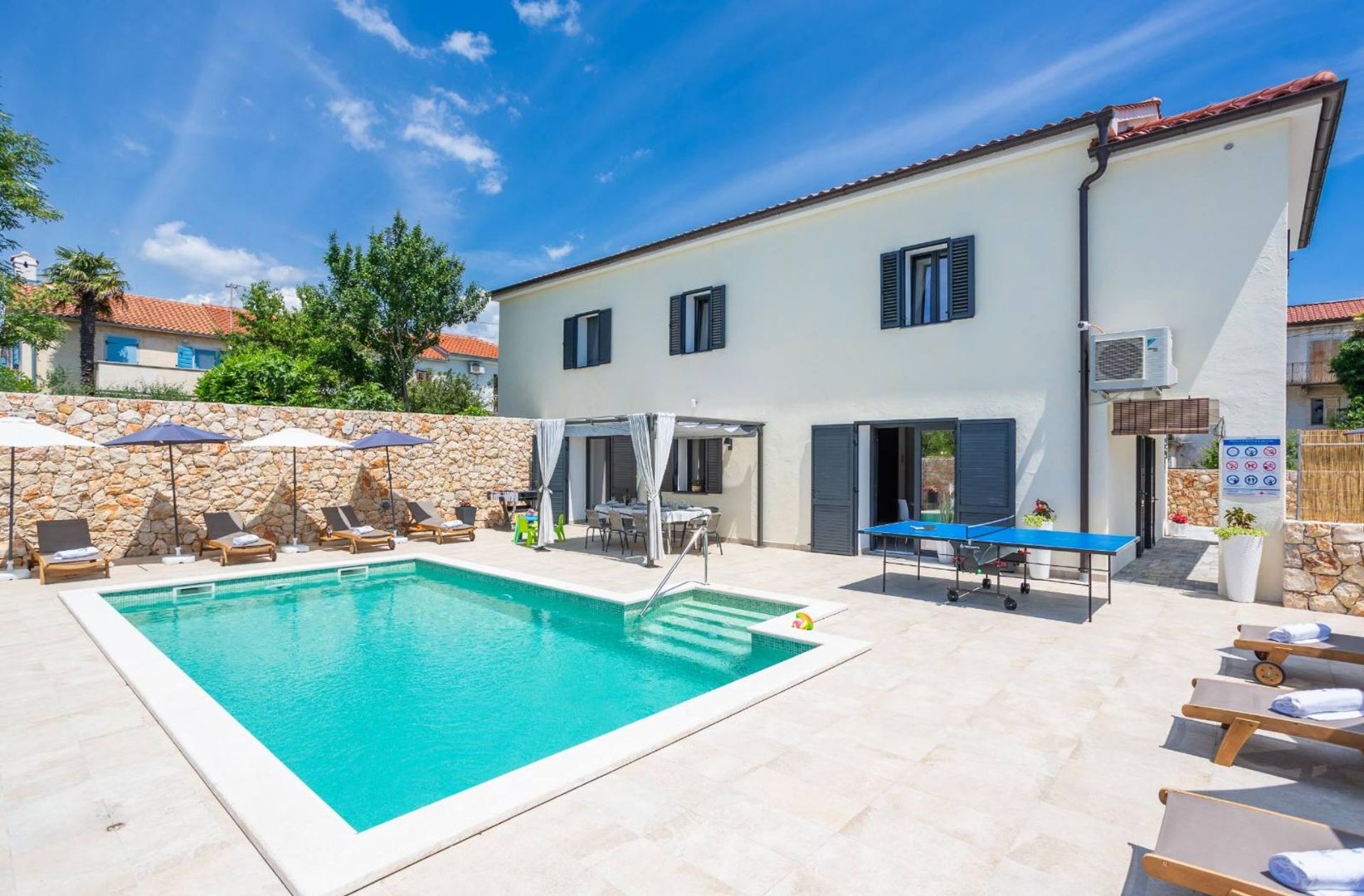 Luxury villa Ivy with pool and sunbeds
